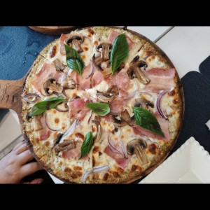 Pizza bacon con hongos y masa de coliflor 