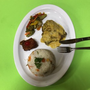 pollo en salsa de maiz y arroz con vegetales 