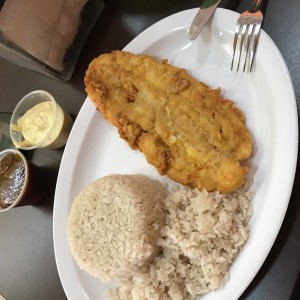filete de pescado con arroz con coco y diferentes salsas tartara,y de la casa 