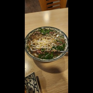 Fideos de Pho Salteados con Res y Vegetales