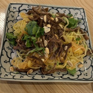 Ensalada de Papaya con Carne de Res a la Parrilla