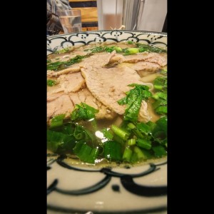 Sopa con Fideos de arroz y Carne de Res Salteada