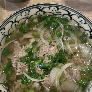 Fideos de Pho Salteados con Res y Vegetales