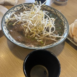 Sopa con Fideos de arroz y Carne de Res Salteada
