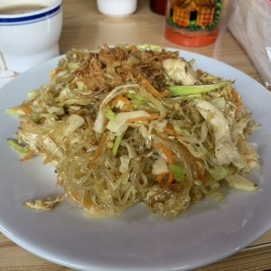 Fideos trasparentes con pollo