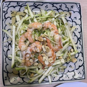 Ensalada de camarones con papaya verde y mango