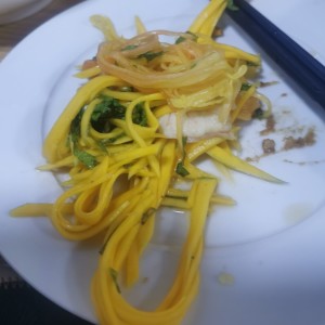Ensalada de mango con camarones