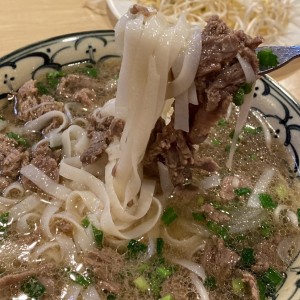 Fideos de Pho Salteados con Res y Vegetales