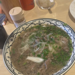 Sopa con Fideos de arroz y Carne de Res Salteada