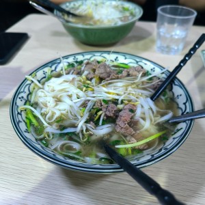 Pho de carne salteada