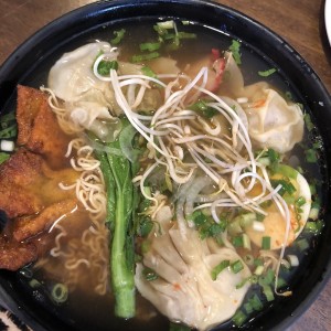 Sopa Wonton con puerco estilo vietnamita