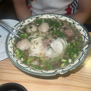 Sopa con Fideos de Arroz con bolas de res y Res