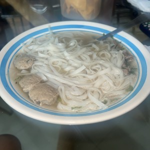 Sopa con Fideos de Arroz con bolas de Res y dos Tipos de Res