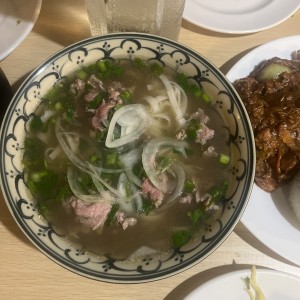 Fideos de Pho Salteados con Res y Vegetales