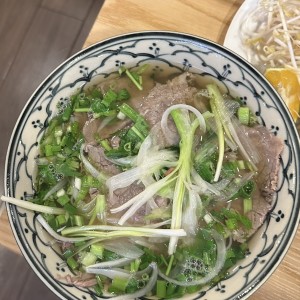 Pho carne bien cocido
