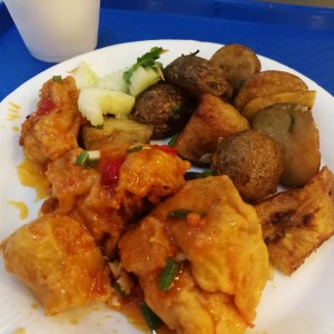 pollo agridulce, papas asadas, ensalada, tajada y chicha de naranja. a buen precio.