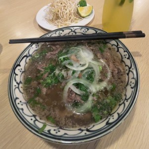 Pho de carne salteada con ajo