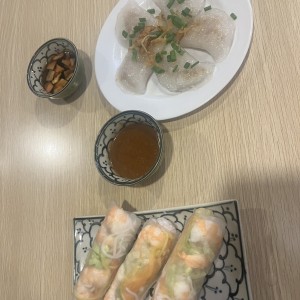 Rollos frescos de camarones y empanadas de yuca