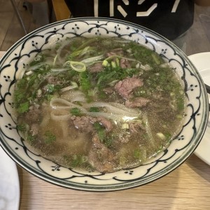 Sopa con Fideos de arroz y Carne de Res Salteada