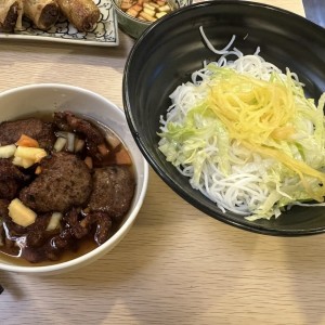 Fideos de Arroz con Bolitas de Puerco,Puerco Asado y Salsa Vietnamita