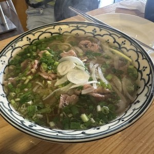 Sopa con Fideos de Arroz y Carne de Res Bien Cocida