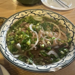 Sopa con Fideos de arroz y Carne de Res Salteada
