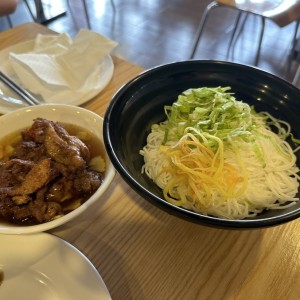 Fideos de Arroz con Bolitas de Puerco,Puerco Asado y Salsa Vietnamita