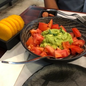 Entrada: Guacamole de la casa con tortillas. 