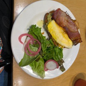 avocado croissant huevo revuelto