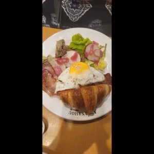 Avocado croissant huevo frito