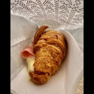 Croissant relleno de jamón y queso