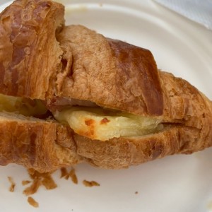 Croissant jamon y queso