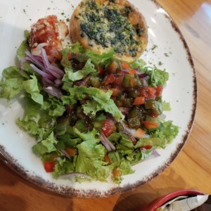 Ensalada debla casa con quiche de espinacas