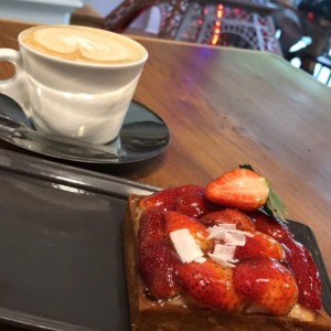 capuccino y todtada con fresas