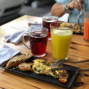 Mi delicioso desayuno Omellet de jamon y portobelos.