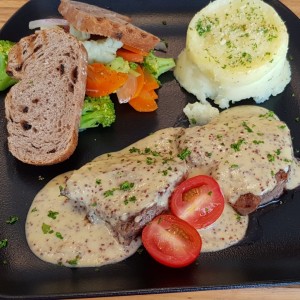 Medallones de res en salsa dos mostazas con gratin de papa y vegetales