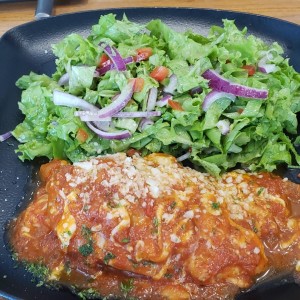 Pollo a la parmesana con ensalada
