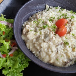 Risotto de pollo al tartufo con ensalada