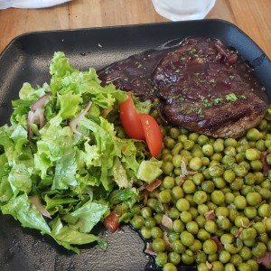 Filete de res con petit pois y ensalada