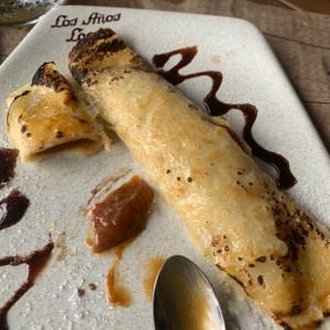Panqueque flameado relleno de dulce de leche.