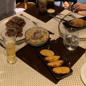 Filet Mignon, empanada de carne, salad bar, pan con ajo y cerveza Panama