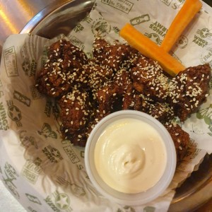 10 Wings o Boneless ( Elija 1 salsa + 1 dip )