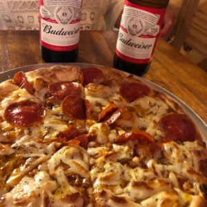 pizza margarita y peperoni con cerveza