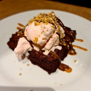Brownie con helado