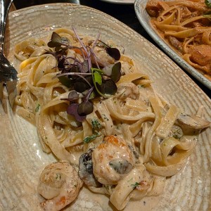 Pasta con Camarones e Funghi