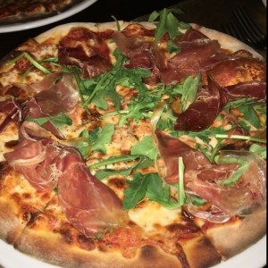 Pizza de prosciutto con albahaca