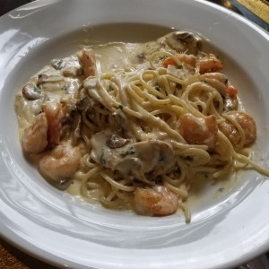 Pasta con camarones y hongos