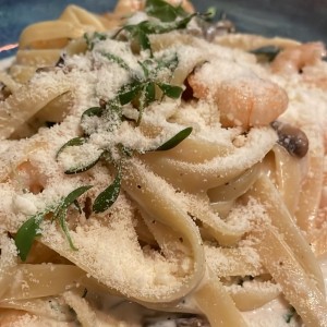 Pasta con Camarones e fungi 