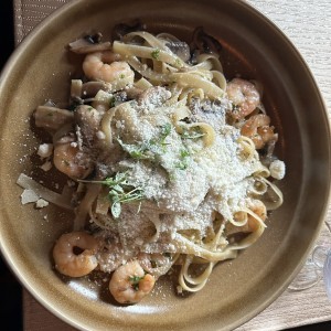 Pasta con camarones E funghi