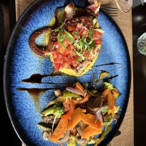 Pulpo al grill con vegetales salteados